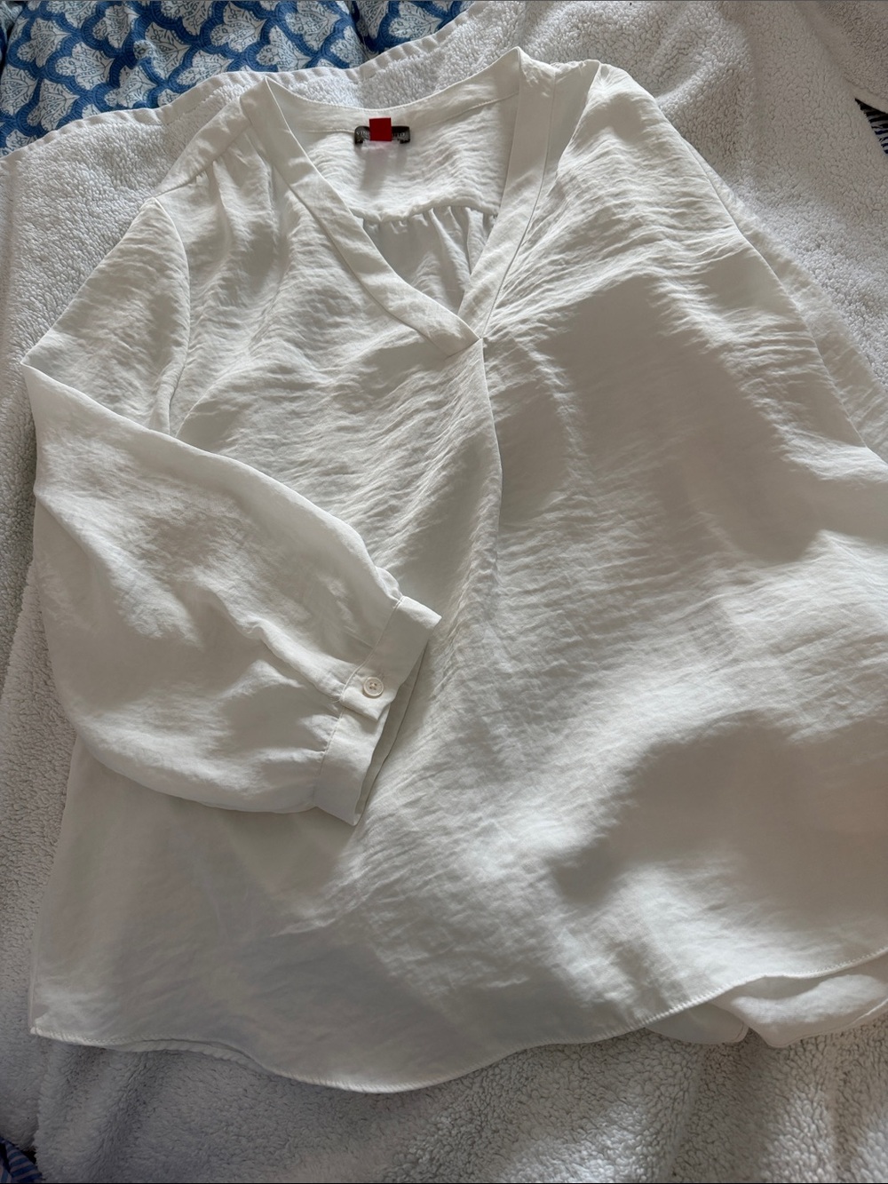 Vince Camuto White V-Neck Lightweight Blouse